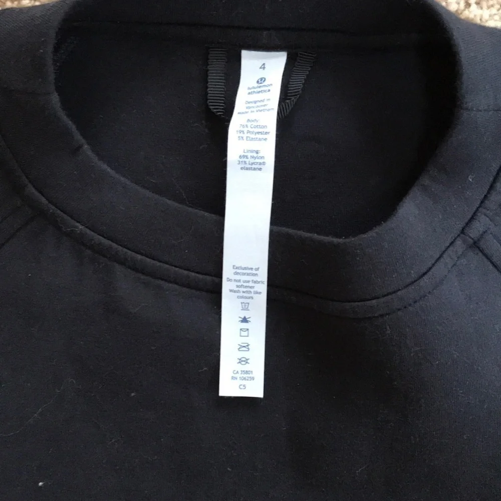 LULULEMON size 4 Black Short short sleeve sports Top
